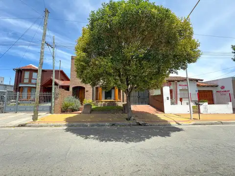 Casa 9 ambientes con 2 baños