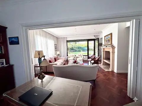 Casa 9 ambientes con 5 baños