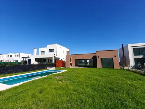 Casa con pileta llave en mano Pilar del Este