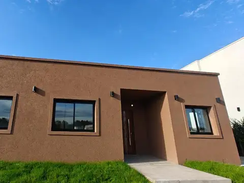 Casa en venta con pileta Pilar del Este Santa Elisa