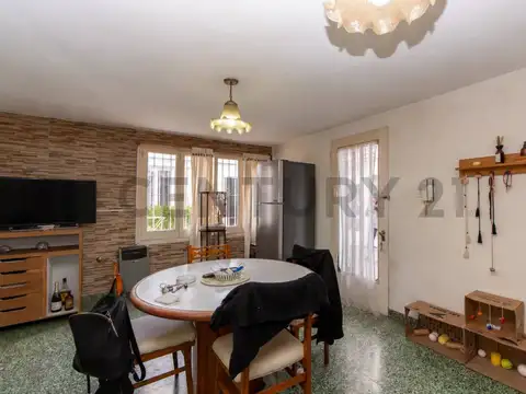 CASA EN VENTA EN LA PLATA CON LOFT Y LOCAL
