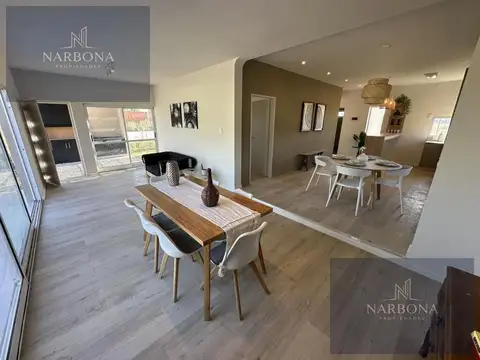 VENTA CASA 2 DORMITORIOS CON COCHERA, QUINCHO Y PILETA EN FUNES TOWN