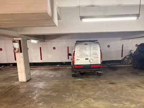 Venta cochera cubierta San Isidro Centro, portón eléctrico