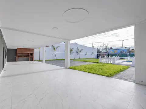 Casa en Venta con 3 cocheras