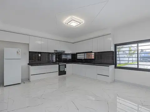 VENTA CASA /SALON 4 AMB  SAN MIGUEL CON PILETA