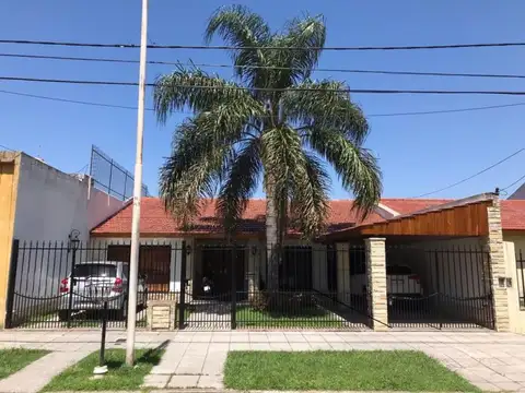 CASA 4 AMBIENTES CON COCHERA, PISCINA