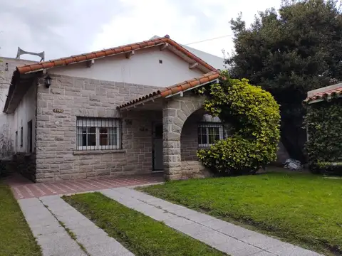 CHALET DE ESTILO EN Bº LA PERLA A METROS DE COSTA Y PLAYA.