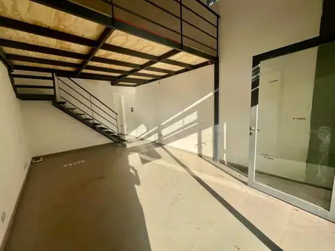 Alquiler, Luminoso y Amplio Local a Estrenar Doble Altura