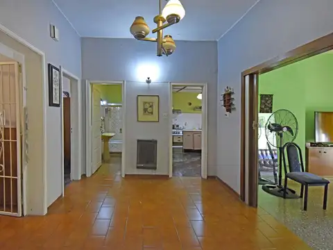 Venta Casa 5 Ambientes en Haedo Lote Propio, Jardín y Gran Potencial a Refaccionar