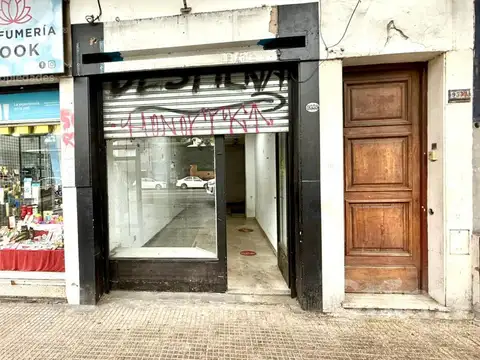 Excelente local en plena Av. Rivadavia – Villa Luro (¡Sin expensas!)