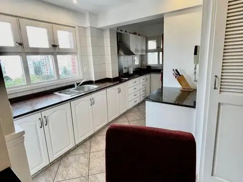 Piso 4 con dependencia de servicio frente a Plaza Mitre