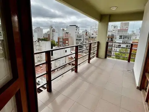 Piso 4 con dependencia de servicio frente a Plaza Mitre