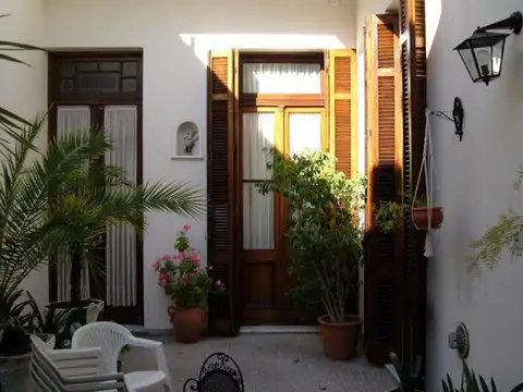 Casa 8 ambientes con 2 baños