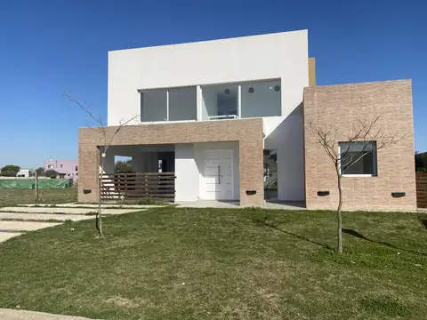 Casa en Venta en Pilar del Este - San Ramiro, USD 210.000