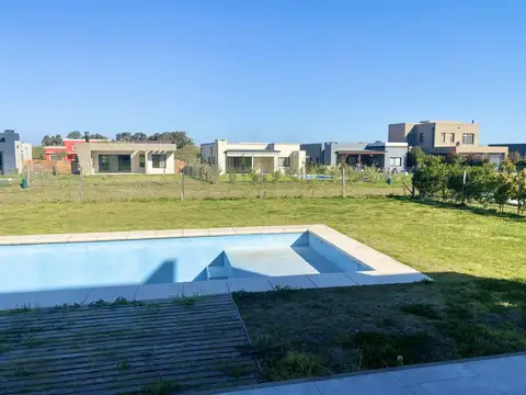 CASA EN VENTA EN SAN RAMIRO -PILAR DEL ESTE