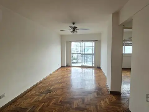 Venta Departamento 3 ambientes con Balcon piso alto vista abierta en Flores