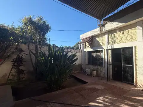 Casa de 2 Dormitorios en Venta Sobre Avenida