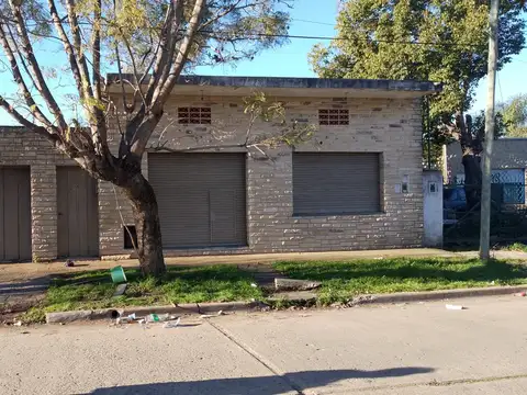 AMPLIA CASA CON LOCAL A METROS DE AVENIDA PERÓN
