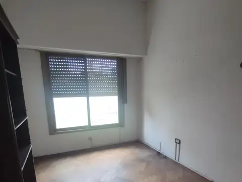 AMPLIA CASA CON LOCAL A METROS DE AVENIDA PERÓN