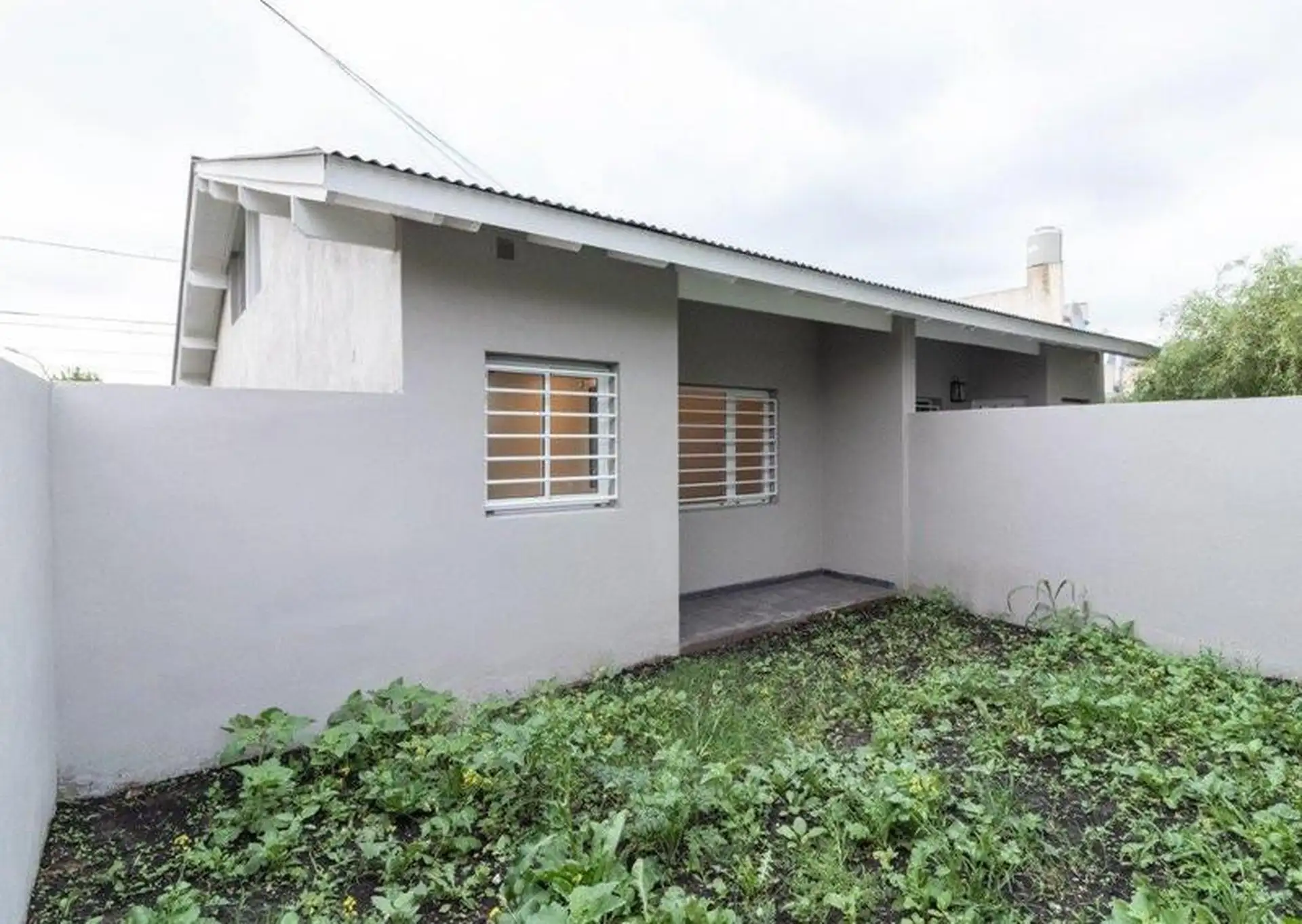 DUPLEX DE 3 AMBIENTES CON JARDIN Y COCHERA A ESTRENAR