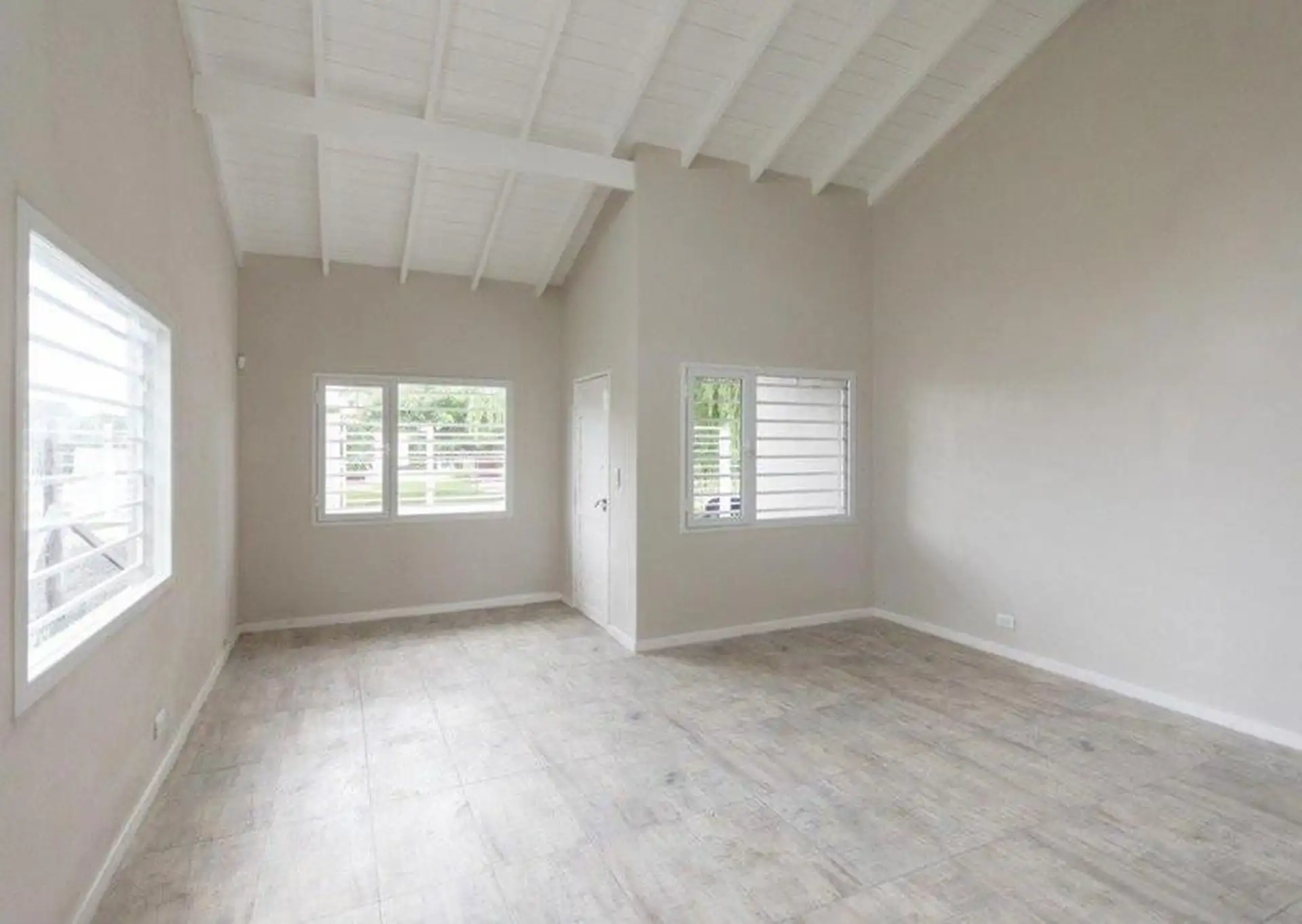 DUPLEX DE 3 AMBIENTES CON JARDIN Y COCHERA A ESTRENAR