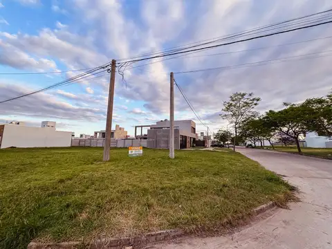 Terreno en esquina de 450 m2 - Barrio El Bosque