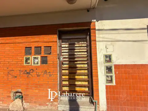 PH 3 ambientes con cochera cubierta y terraza propia de 265 m² – Muy luminoso – A refaccionar