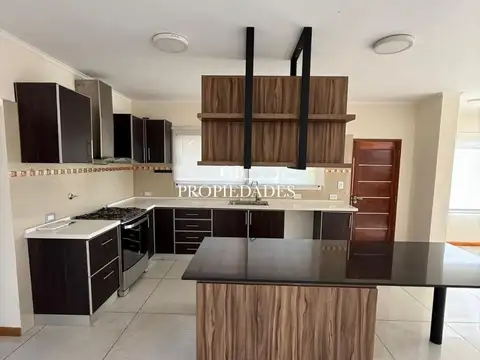 Casa 5 ambientes con 4 baños