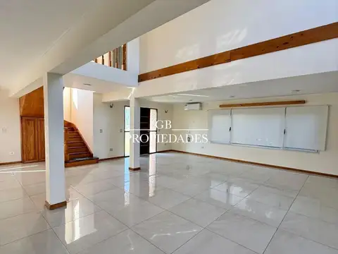 Casa en Alquiler con 4 cocheras