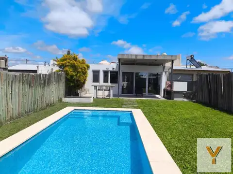 Casa en venta - 2 Dormitorios 2 Baños - 428Mts2 - Altos de San Lorenzo