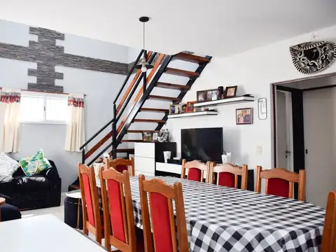 Casa 4 ambientes con 2 baños