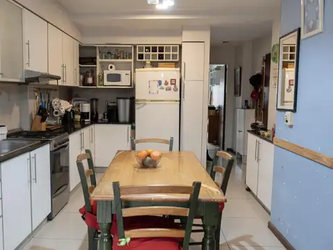 DEPARTAMENTO EN VENTA DE DOS DORMITORIOS + PATIO + BALCÓN + QUINCHO Y TERRAZA EN ZONA RIO