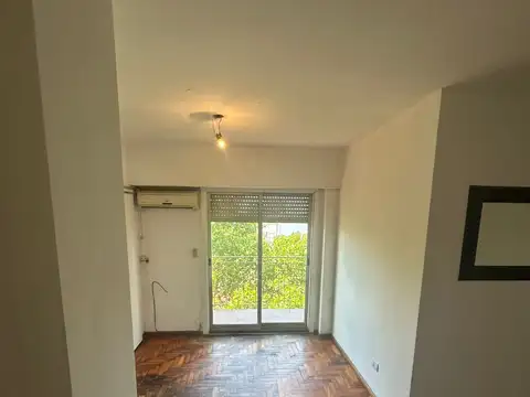 DEPARTAMENTO 3 AMBIENTES AL FRENTE CON BALCÓN - $ 700.000