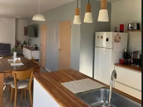 Casa 4 ambientes con 2 baños