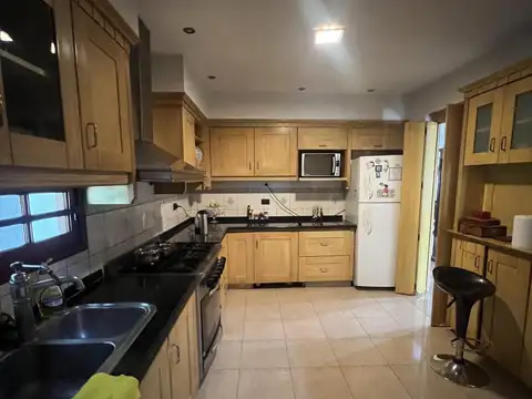 Casa en Venta con 4 cocheras