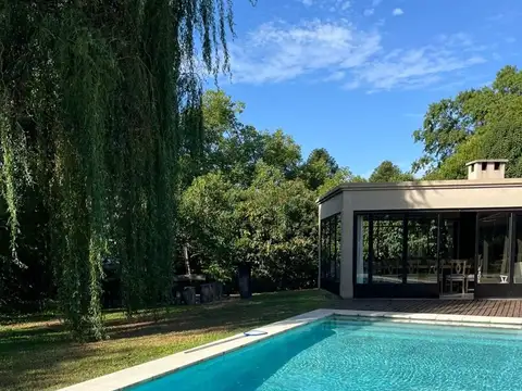 Casa en Alquiler con 4 cocheras