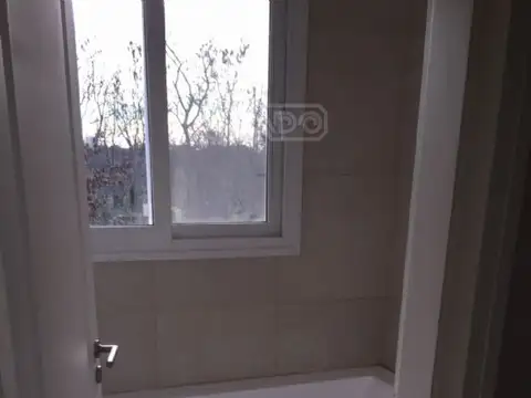 Casa en Alquiler con 2 cocheras