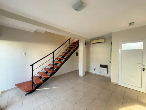 REMAX/ALQUILA/CASA/3DORM/COCHERA DOBLE/SERVICIOS
