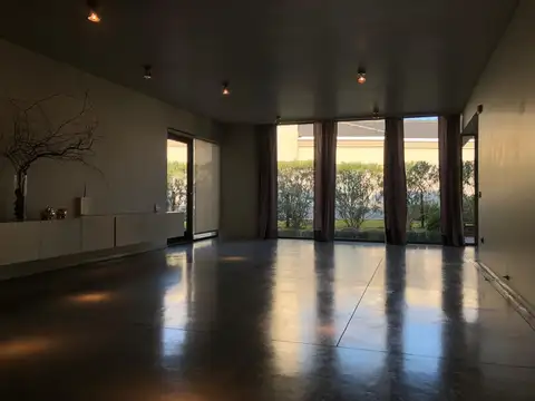 Casa 5 ambientes con 4 baños