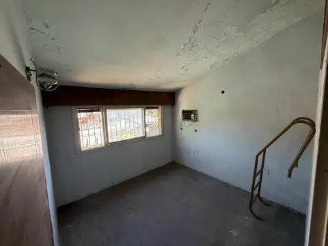 Casa 9 ambientes con 2 baños