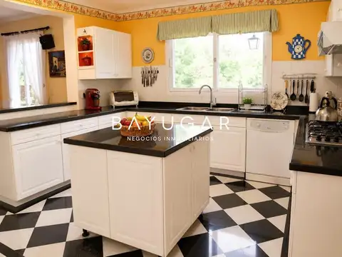 Casa 5 ambientes con 3 baños