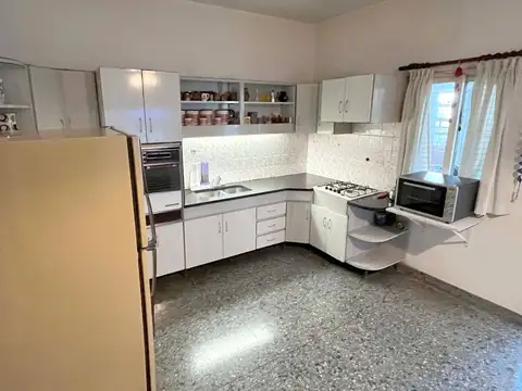 VENTA CASA 5 AMBIENTES , DEPOSITO O LOGISTICA