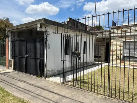 CASA 3 AMB. EN GRAN LOTE. LOMAS OESTE!