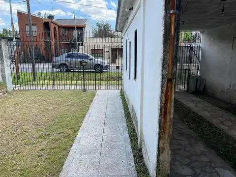 CASA 3 AMB. EN GRAN LOTE. LOMAS OESTE!