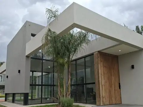 Venta Casa 5 Ambientes Lagos de Canning