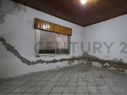 VENTA CASA A REFACCIONAR 6 AMBIENTES EN SANTOS LUGARES - PERMUTA