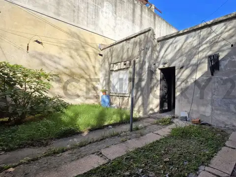 VENTA CASA A REFACCIONAR 6 AMBIENTES EN SANTOS LUGARES - PERMUTA