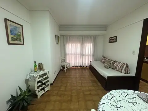 Venta Departamento 2 ambientes con Patio. Zona Plaza Colón