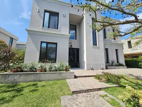 Casa 6 ambientes con 5 baños