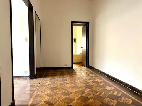 Dpto tres ambientes a reciclar en venta en el casco histórico. Alsina y Bernardo de Irigoyen.